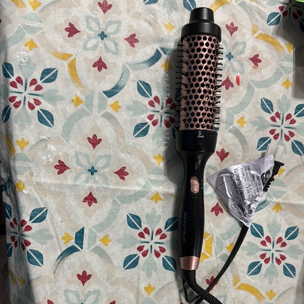 Wavytalk Thermal Brush. Creates Blowout Style, Negative Ion, Dual Voltage,